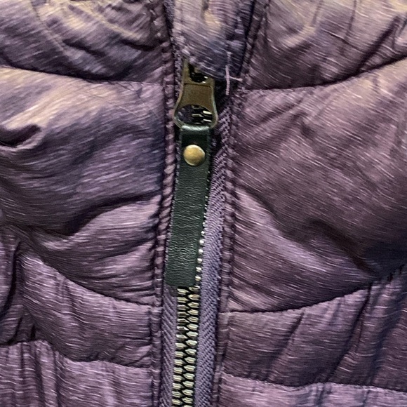 Free Country zip front hooded long sleeve jacket with light “puffer” filling - Picture 6 of 7